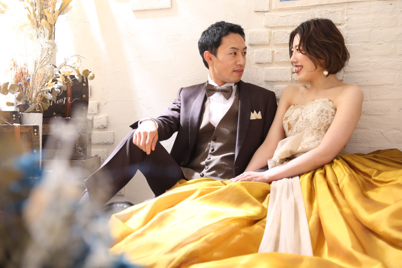 日差しが差し込む背景で