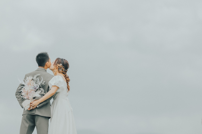 空をバックにキスシーンもドラマチックに！