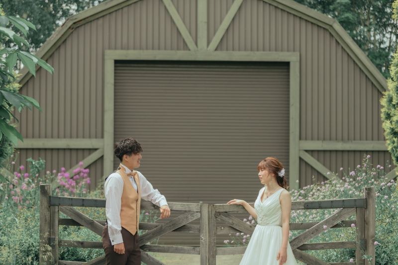 オシャレな小屋の前で楽しくおしゃべりしながら