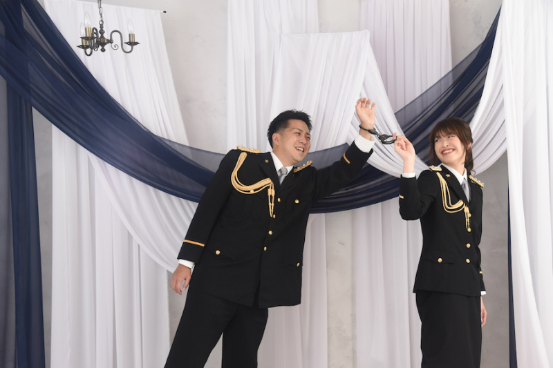 手錠を使って逮捕ポーズ！