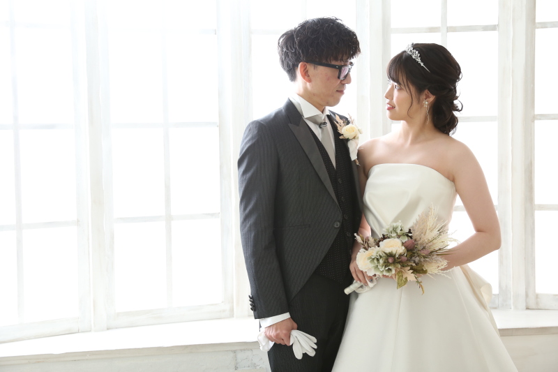 ウエディングドレス × 黒タキシード