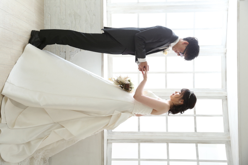 ウエディングドレス × 黒タキシード