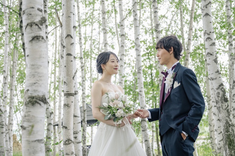 白樺並木をエスコート