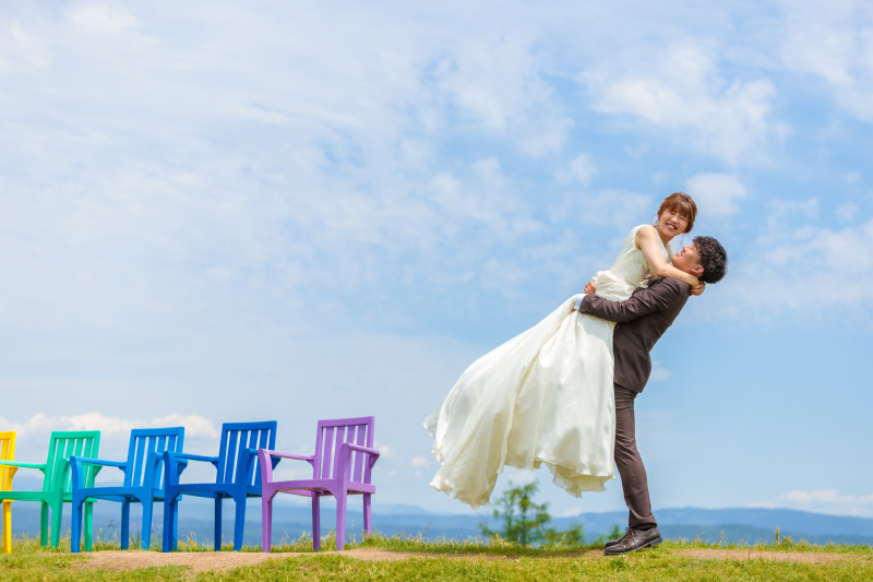 山頂の開放的な大空の中でハグ　