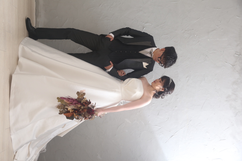 ウエディングドレス × 黒タキシード