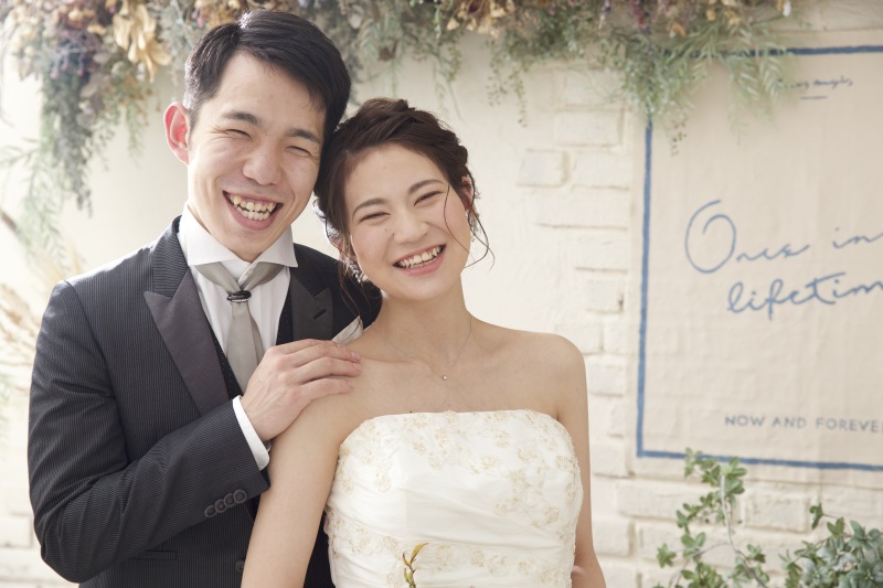 ウエディングドレス × 黒タキシード