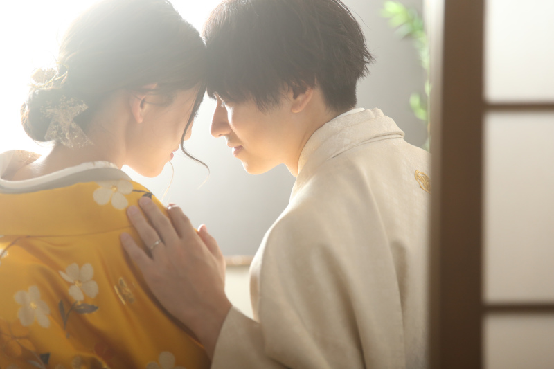 おでこを合わせてドラマチックに