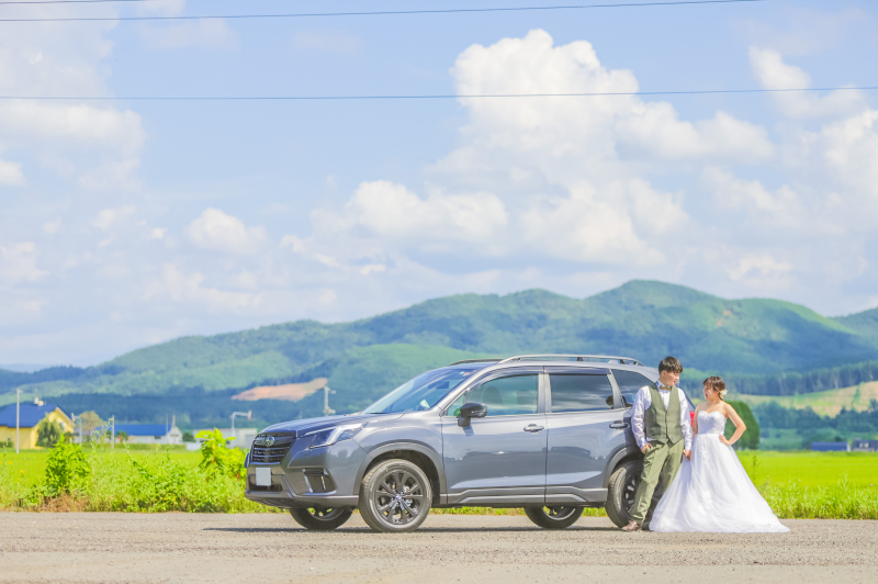 愛車と広大な大地を背景に撮影