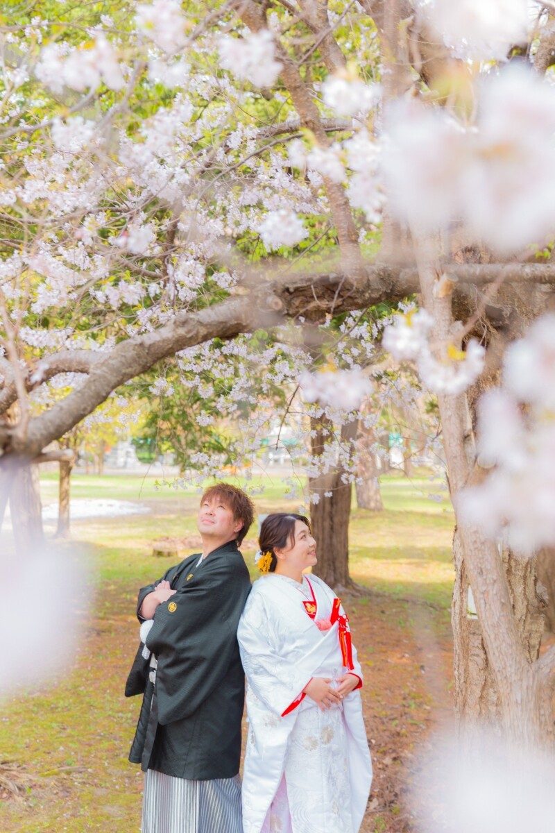 桜の木の下で自然なショットを