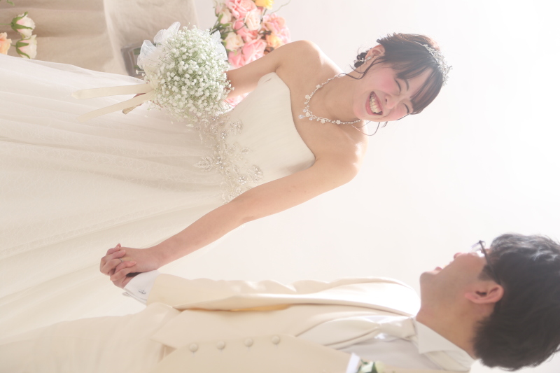 手繋ぎ見つめ合い