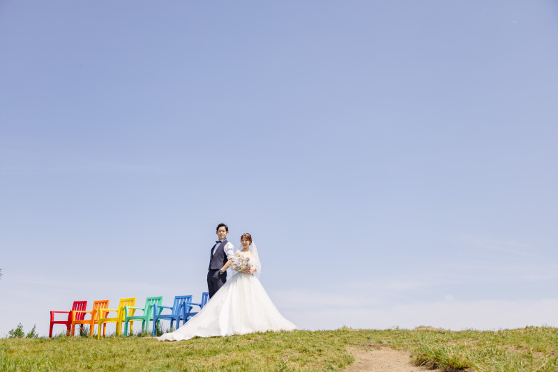 射的山の頂上で虹色の椅子と