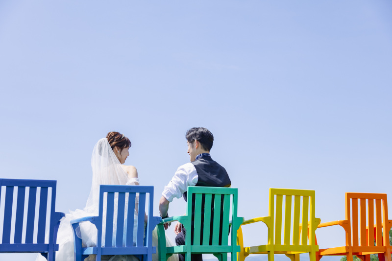 虹色の椅子と青空