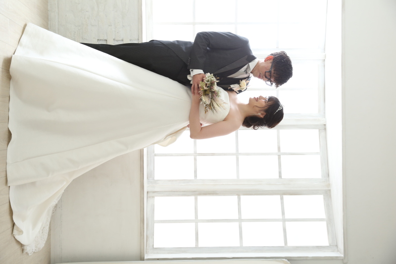 ウエディングドレス × 黒タキシード