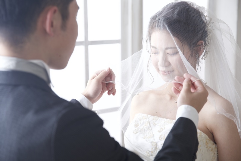 ウエディングドレス × 黒タキシード