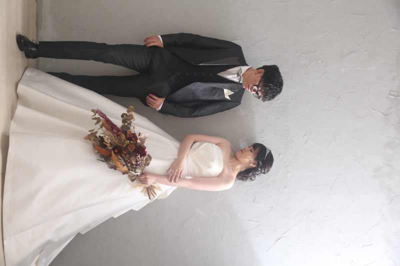 ウエディングドレス × 黒タキシード