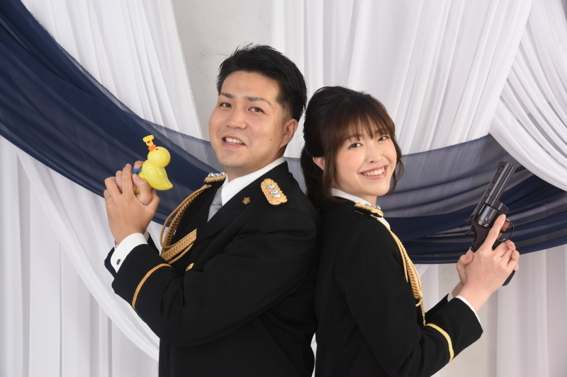 お二人で銃のおもちゃを持って♡