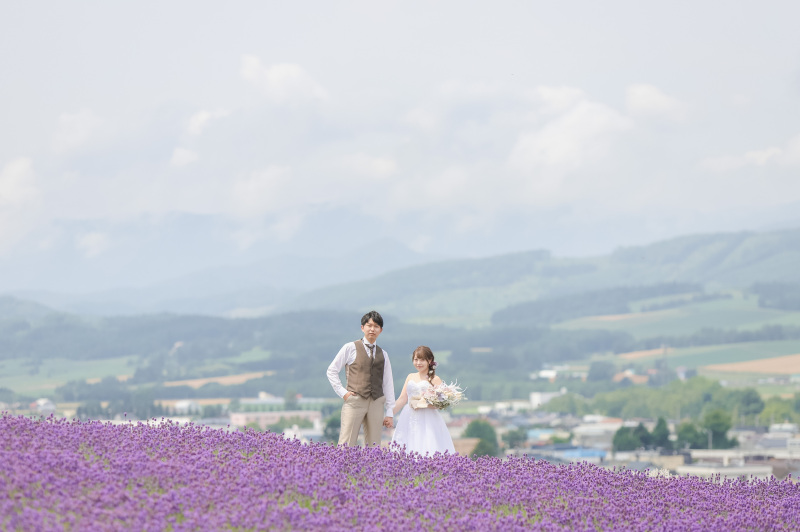 上富良野の街中と山々を背景の撮影
