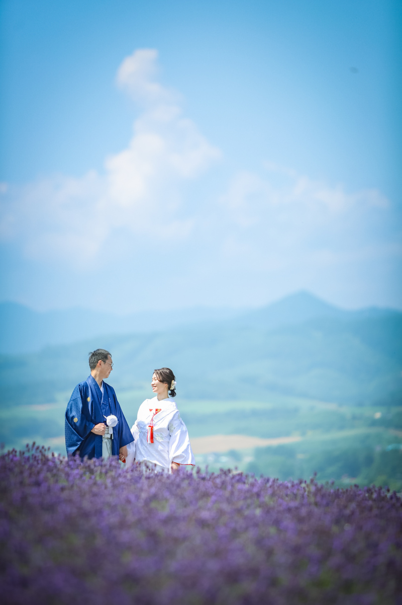 ラベンダーに囲まれて手を繋ぎ