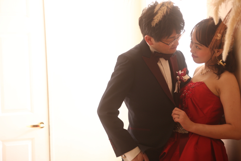 落ち着いた雰囲気で見つめ合い