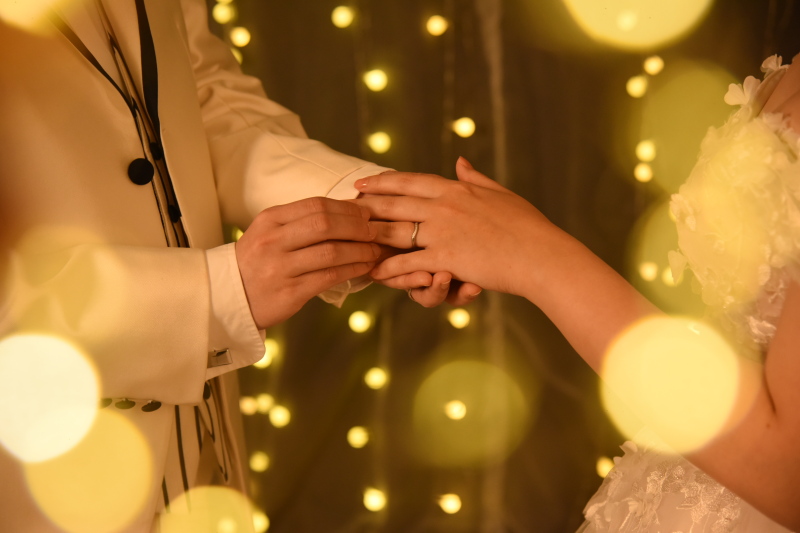 ウエディングドレス × 白タキシード