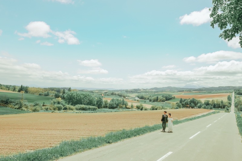 広大な景色の中で仲良く歩くお2人♡