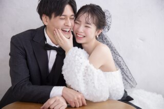 2人の自然な笑顔を引き出します。