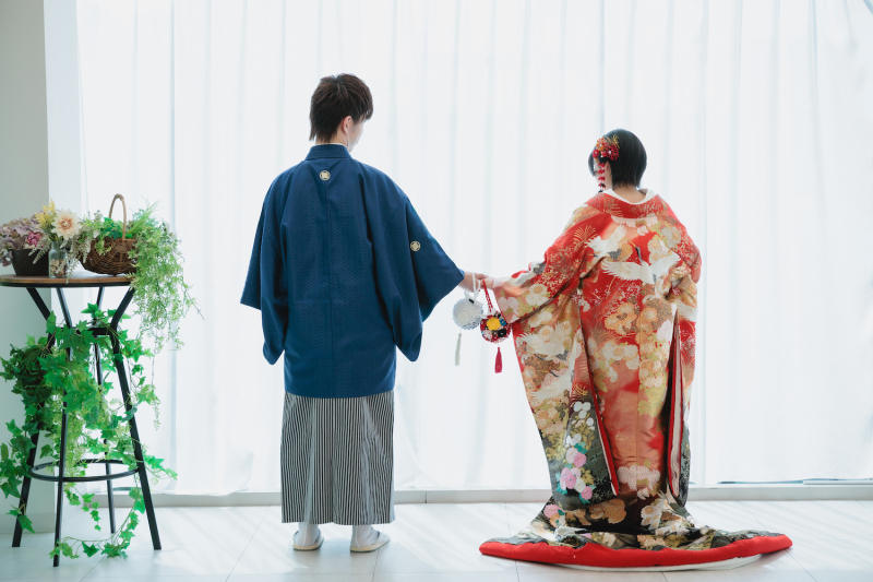 後ろからのショットで手を取り♡