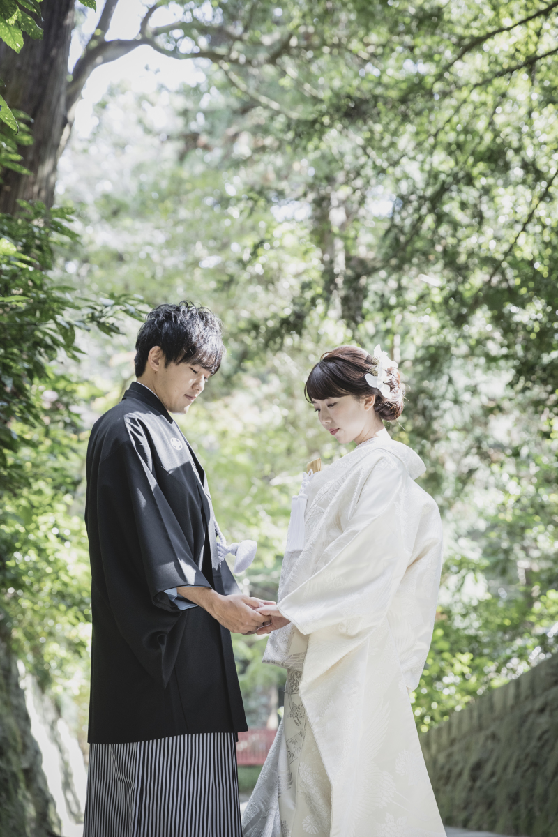 手を取り合って