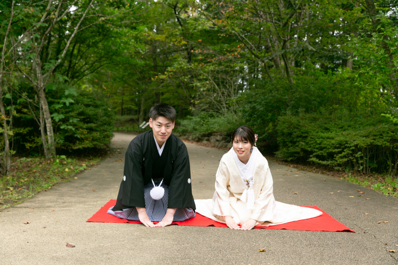 和装といえば正座ショットでかわいく凛とした表情で