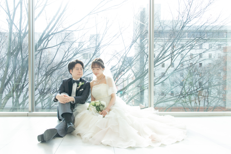 少し腰をおろして