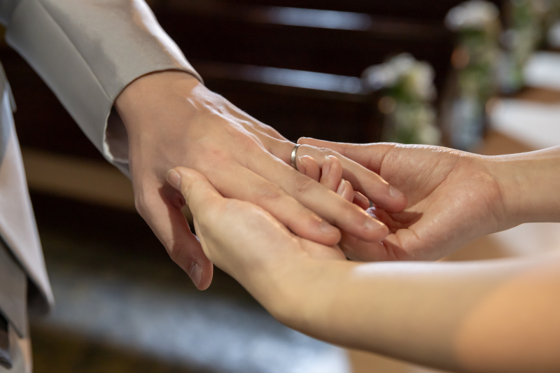 お二人の大切な思い出が詰まった結婚指輪の交換です