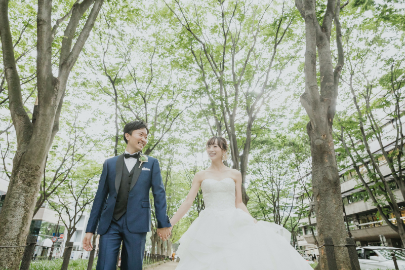 歩いていくお二人