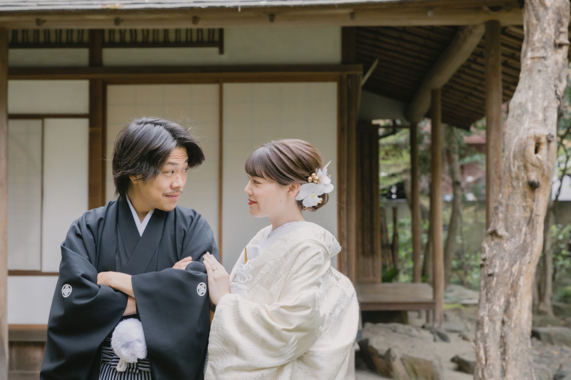 茶室をバックに