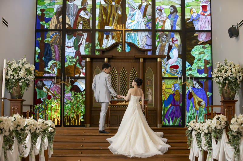 ステンドグラスの輝くチャペルで