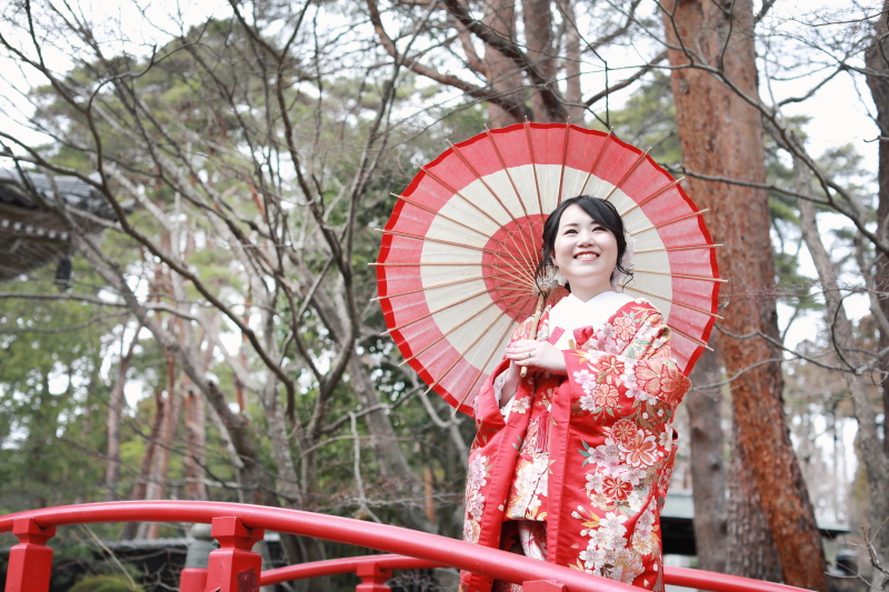 ご新婦様は橋の上で可愛らしく♡