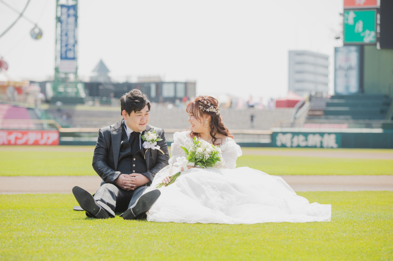 芝生の上で笑い合う♪