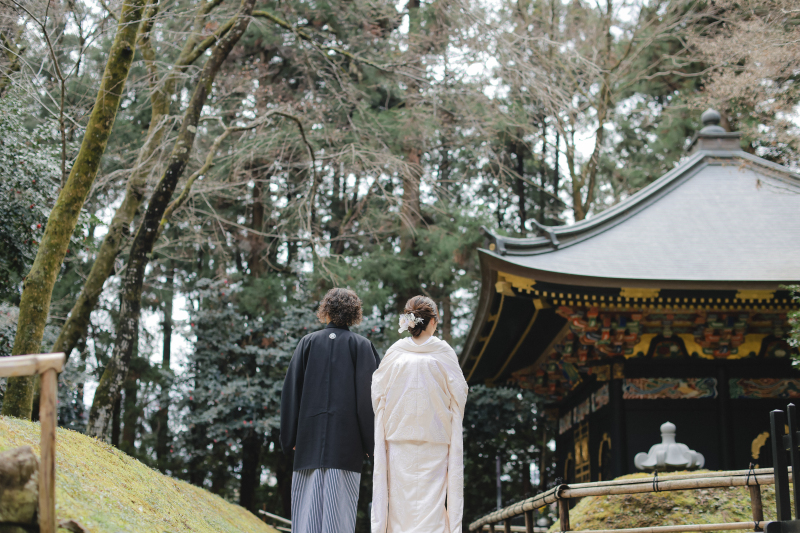 煌びやかな本殿に向かって