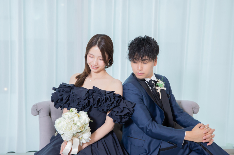 ソファに座って、肩を寄せあうお二人がとても素敵!