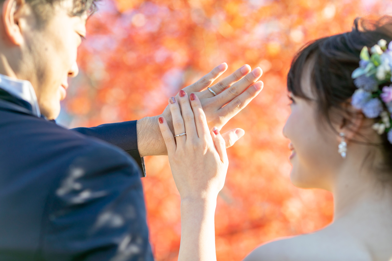 手を重ね合わせて