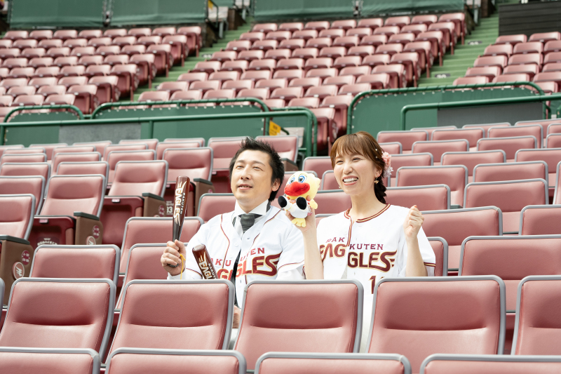 応援グッズを持って