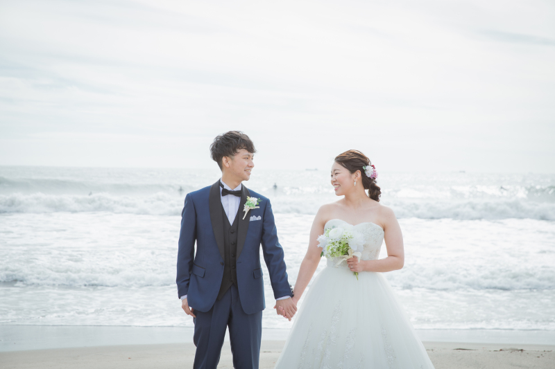 波打ち際を背景に