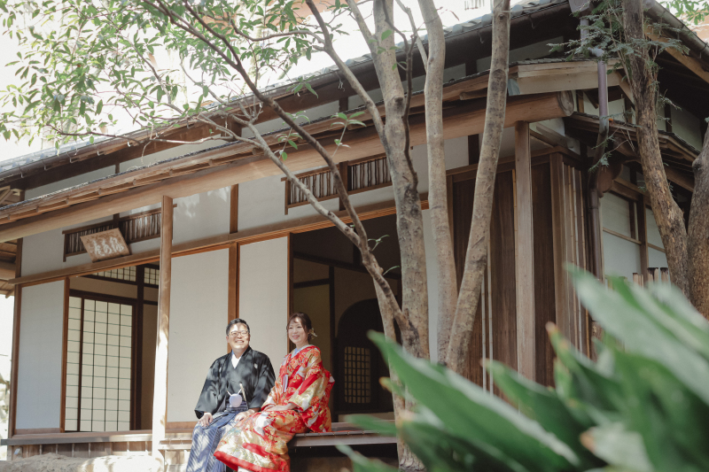 茶室の縁側で和装撮影らしく