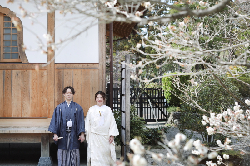 咲き始めた梅と2人で