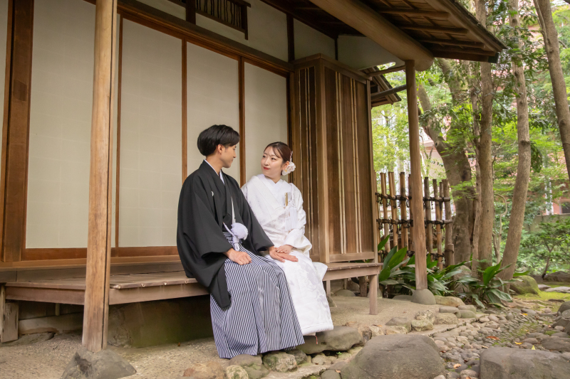 腰をかけて、縁側で会話をしながら自然なショットを