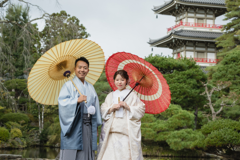 三重塔をバックに