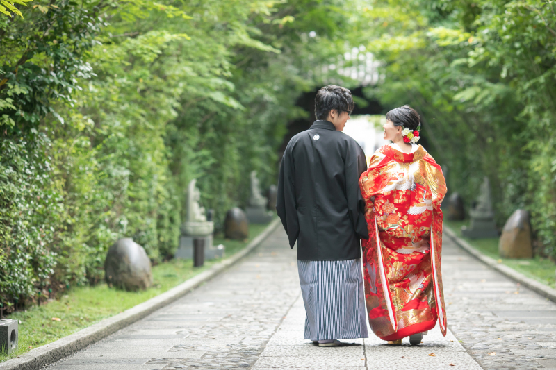 共に歩む後ろ姿を