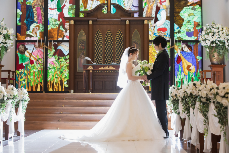 ドレスが光に照らされて