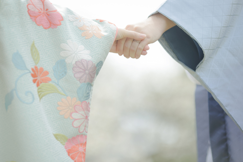 しっかりと手を繋いで