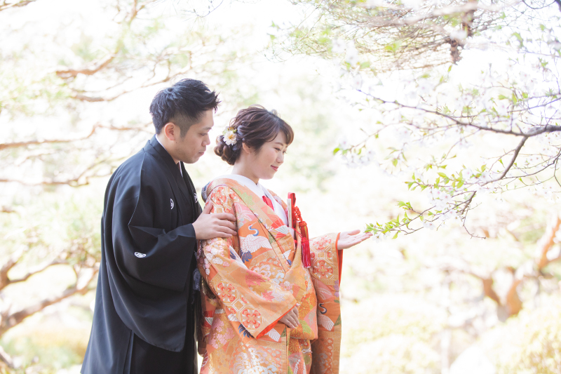 一緒に花を見つめて