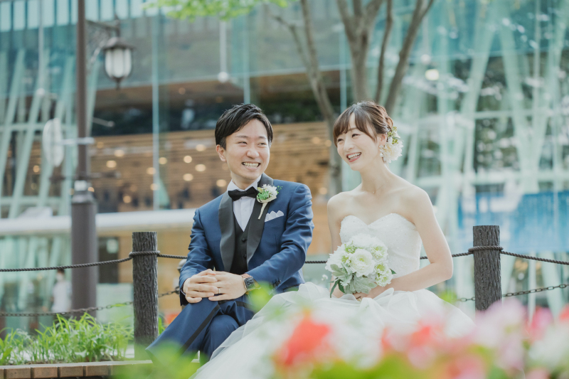 ベンチに座っておしゃべり